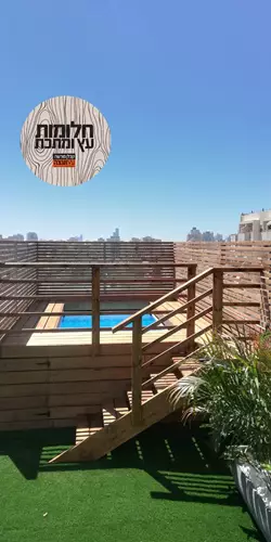 דק ומדרגות מסביב לבריכה